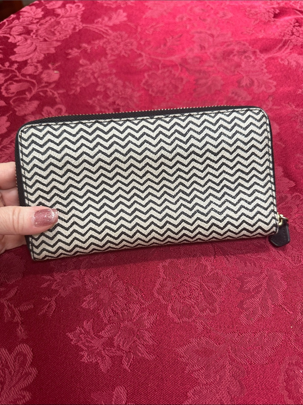 Tory Burch Black & Cream Leather Zig Zag Print Long Zip Wallet - Picture 2 of 5
